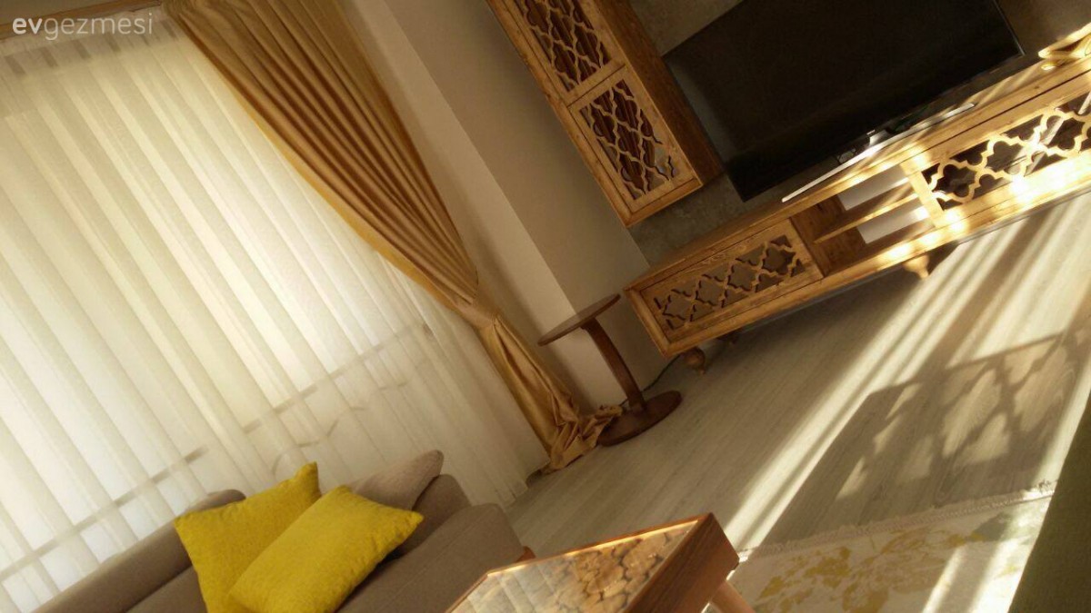 Ahşap Mobilya, Fon perde, Oturma Odası, Perde, Salon, Sarı, Tv ünitesi