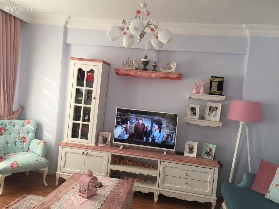 Meryem hanımın renkleri doyasıya kullandığı kır evi (country) stil evi