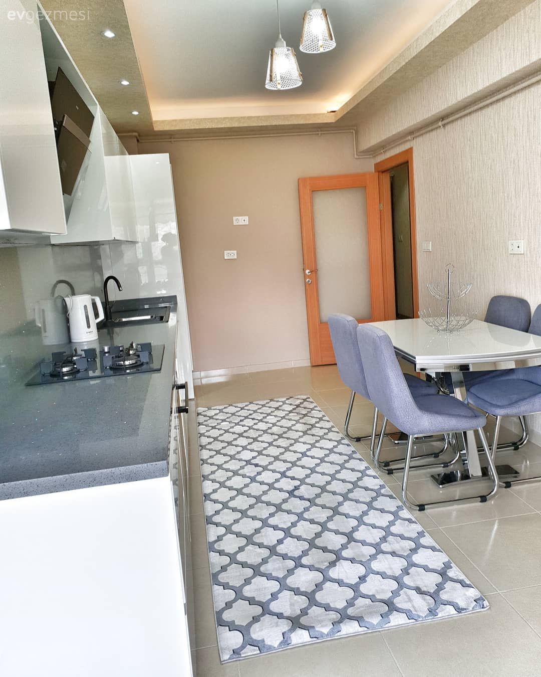 Vurgulu renkler ile sadeliğe göz alıcılık.. Zarif ve şık bir dekor.