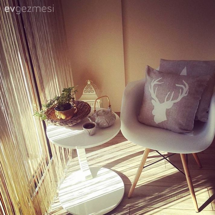 Sivel hanımın, beyazların sarı vurgu ile neşeli bir görünüm aldığı evi