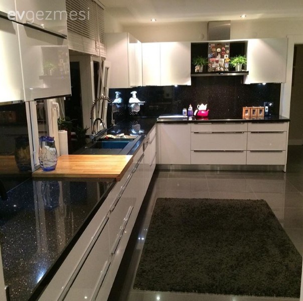 Bu evin harika manzarası bile sofistike dekorasyonunun önüne geçemiyor..