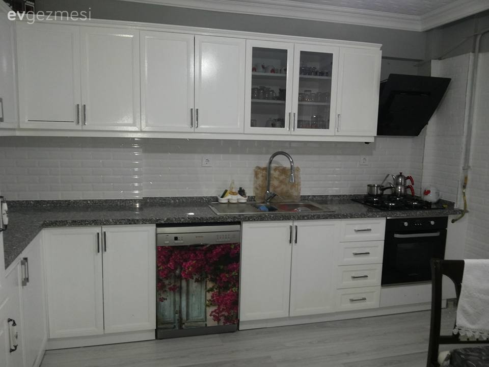 Yenisini yaptırmak yerine, eskisi değerlenmiş. Mutfak boyama ile dönüşüm geçirmiş!