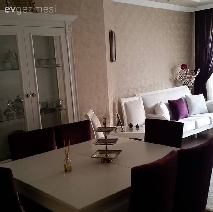 25 yıllık mobilyaların yenilenmesiyle, dönüşüm geçirmiş bir salon..