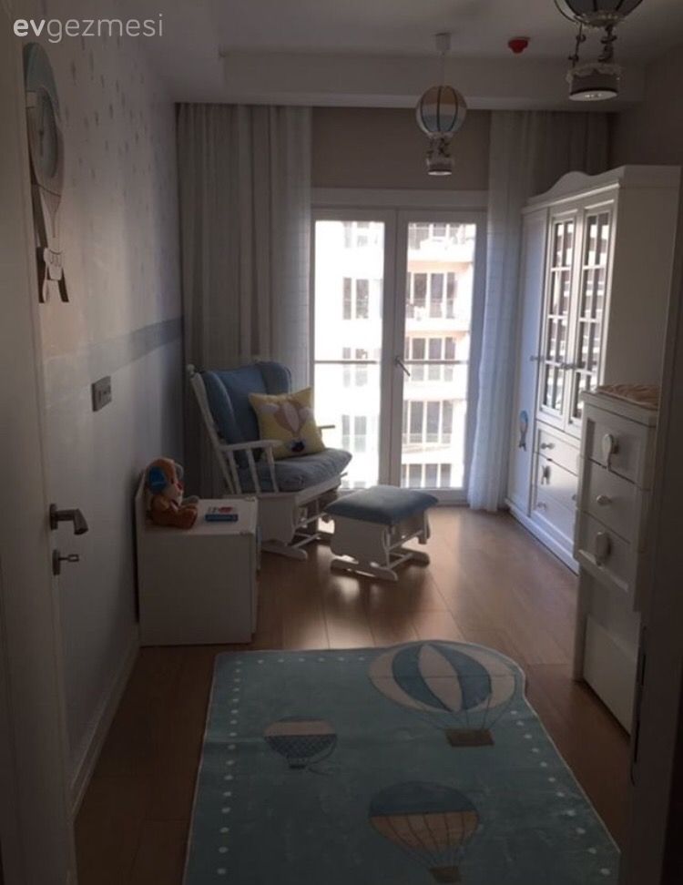 Uçan balon konseptiyle hayalci ve neşeli bir çocuk odası.