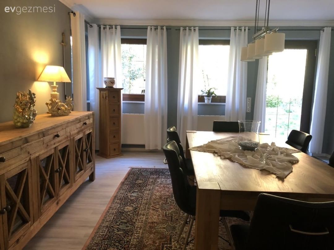 Yemek Odası, Mavi duvar, Konsol, Ahşap Mobilya, Halı, Yemek odası avizesi