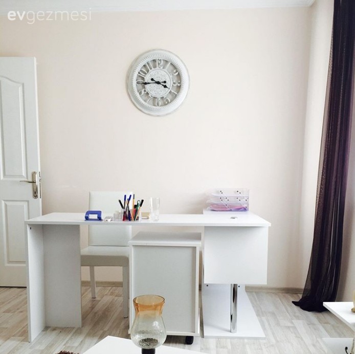 Esra hanımın sade döşeyip sarı renk ile canlandırdığı ofisi