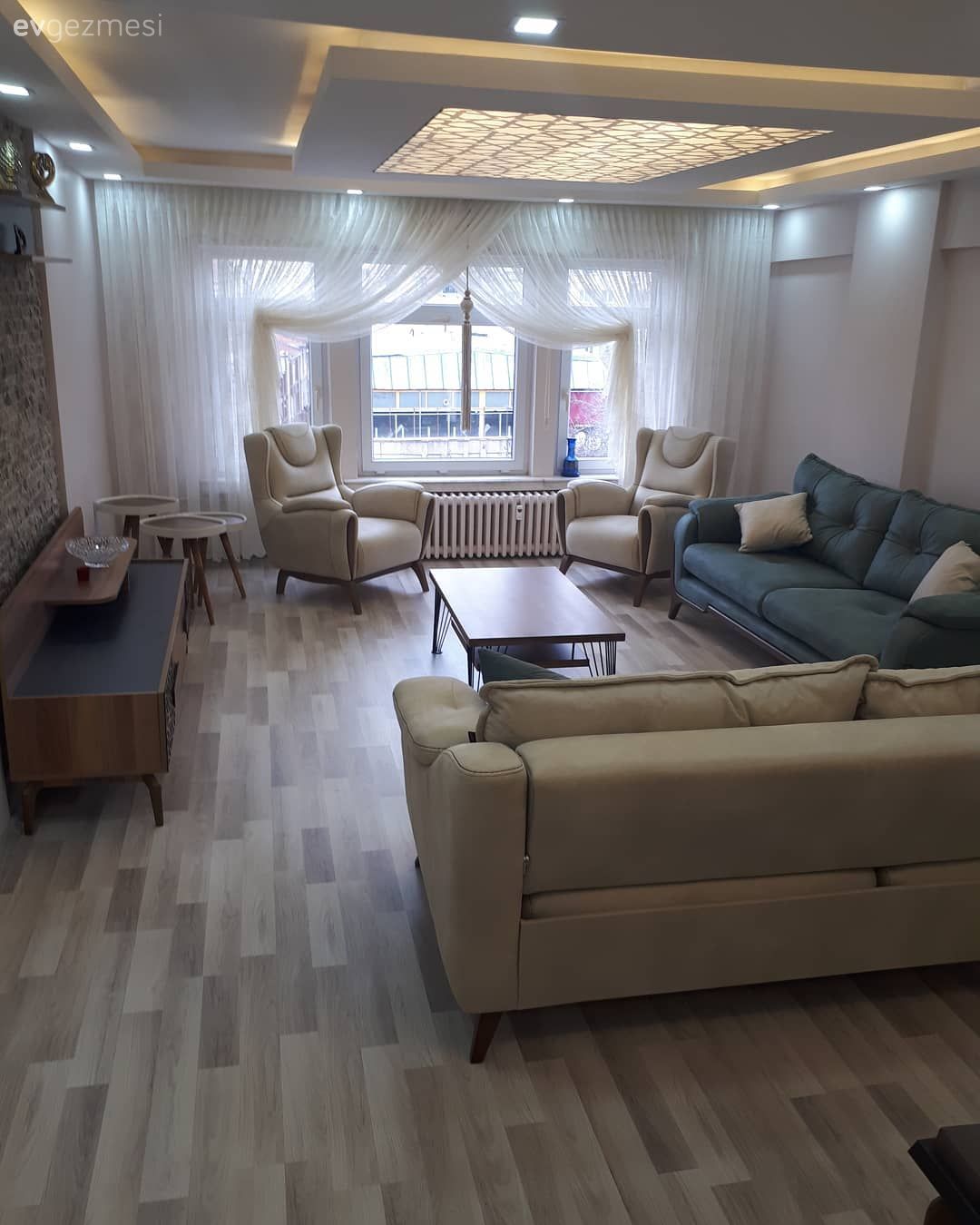 Salon, Gergi tavan, Aydınlatma, Led aydınlatma, Berjer, Orta sehpa, Mavi, Kruvaze perde