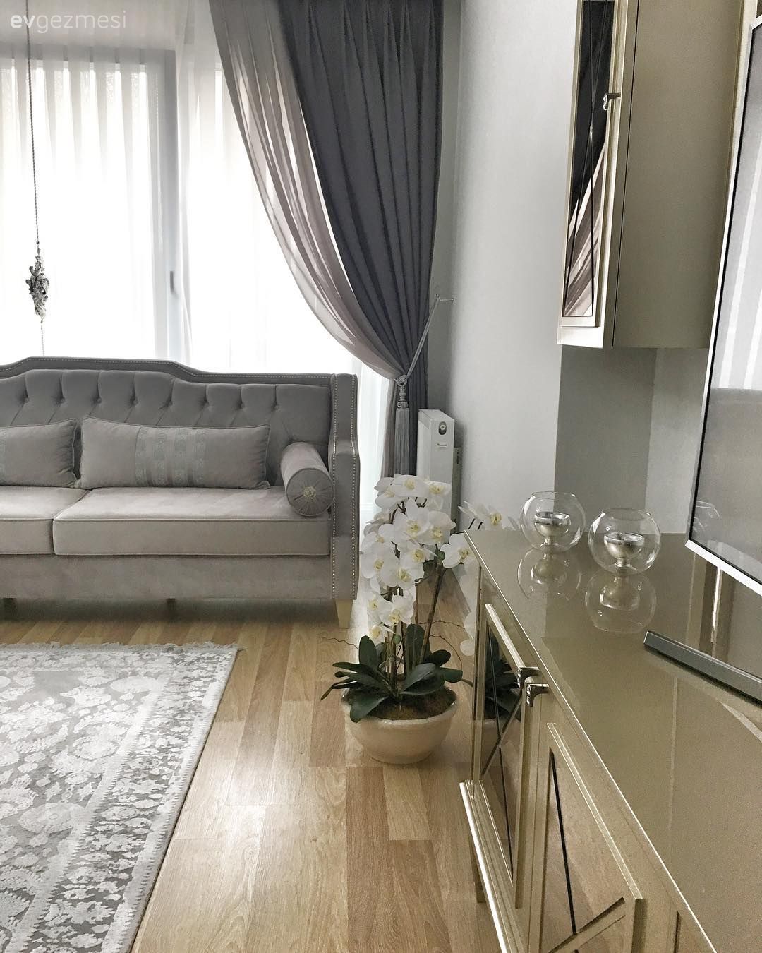 Bu evin sakin renkleri ayna detaylı mobilyalarla ışıltı kazanıyor..