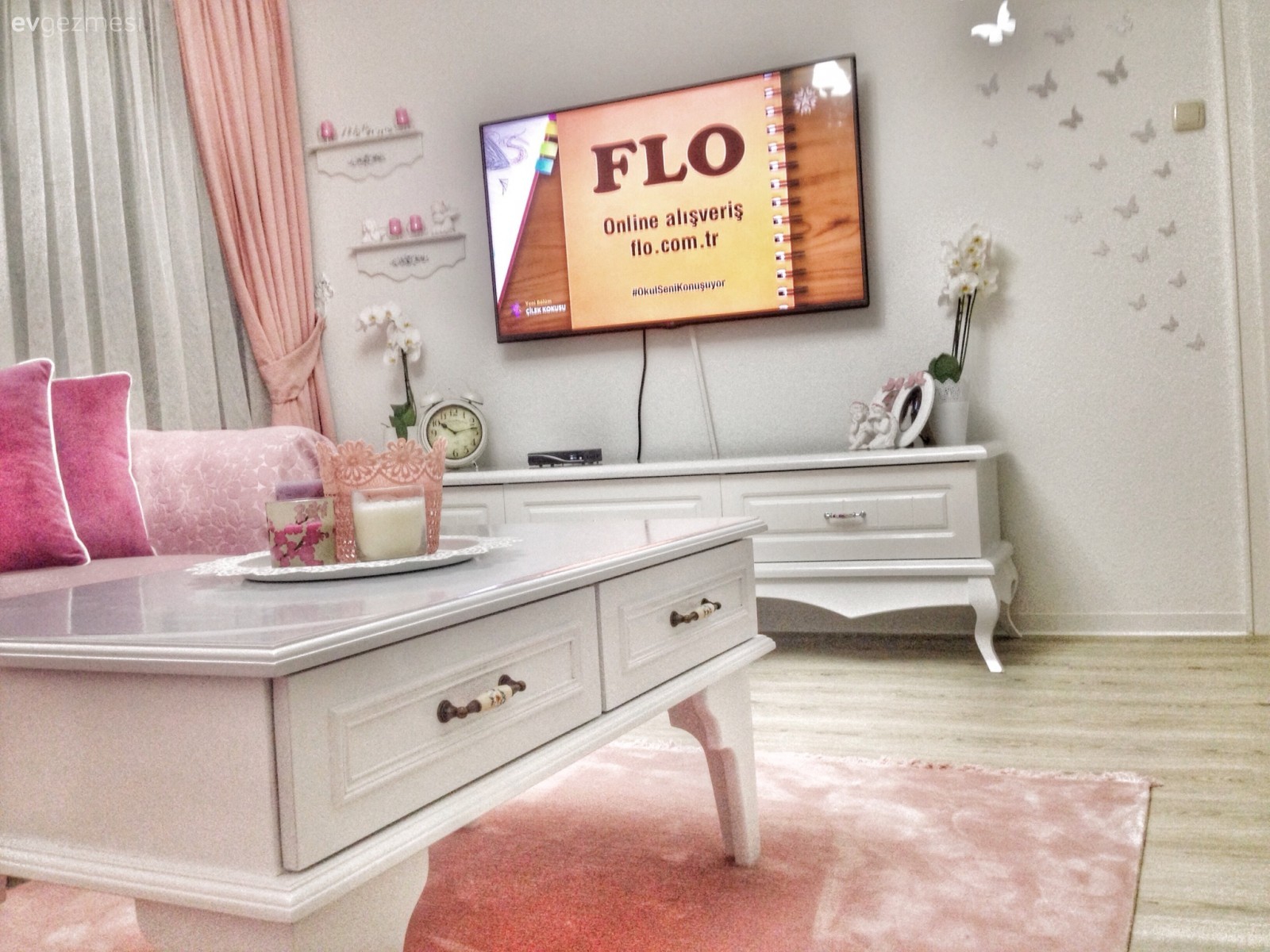 Pembe tonlarının beyaz mobilyalarla kullanıldığı zarif bir ev..