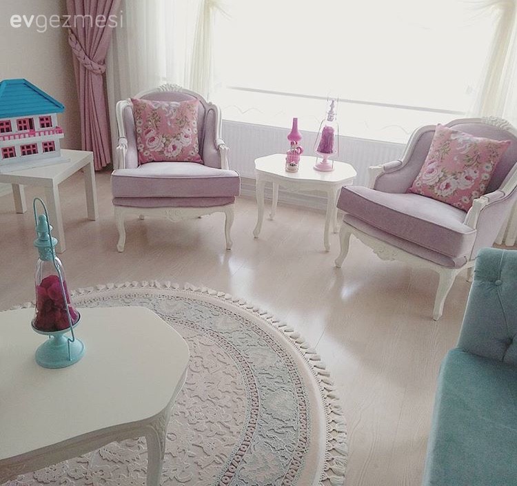 Pastel tonlar ve yenilenmiş 30 senelik mobilyalarla masalsı bir ev..