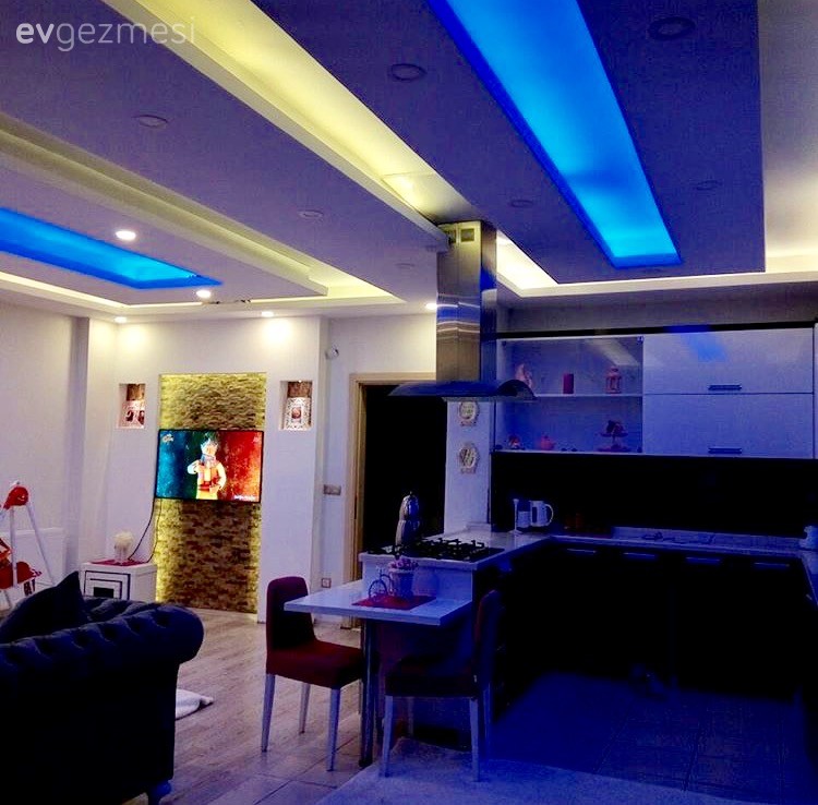 Açık mutfak ve oturma odası: Yağmur hanımın şık ve tatlı evi..