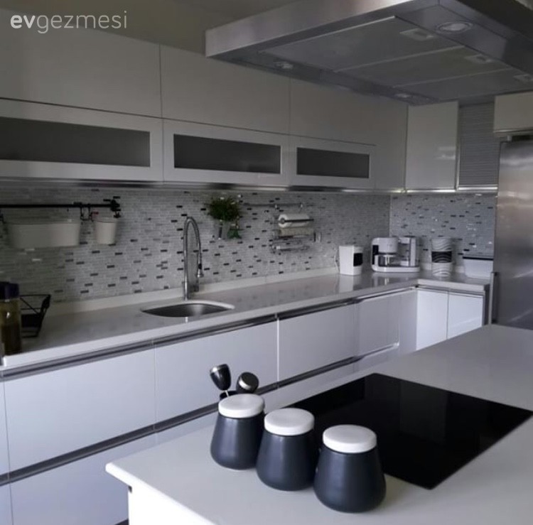 Yağmur hanımın renkli eklemelerle dinamik bir havaya bürünen evi..