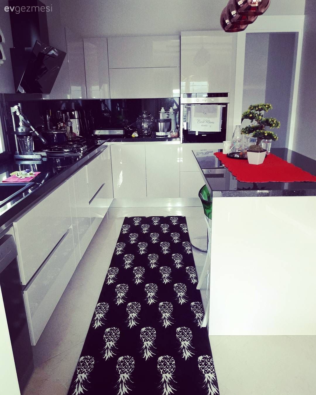 Mutfak, Siyah tezgah, Ada mutfak, Mutfak halısı, Modern mutfak, Kulpsuz mutfak dolabı, Ankastre
