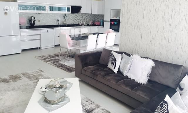 Salon, Köşe koltuk, Beyaz mutfak, Mutfak, Mutfak masası