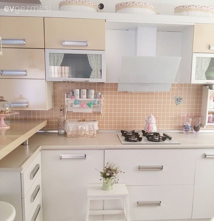 Koyu renklerden, Akdeniz esintilere: Eda hanımın evinden yeni kareler.