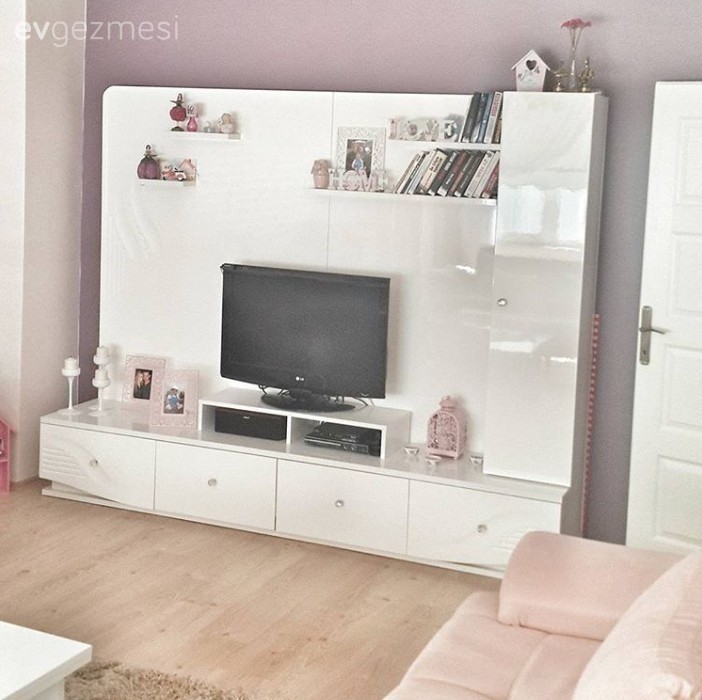 Seval Hanım'ın iç açıcı ve cıvıl cıvıl evinde ev gezmesindeyiz..