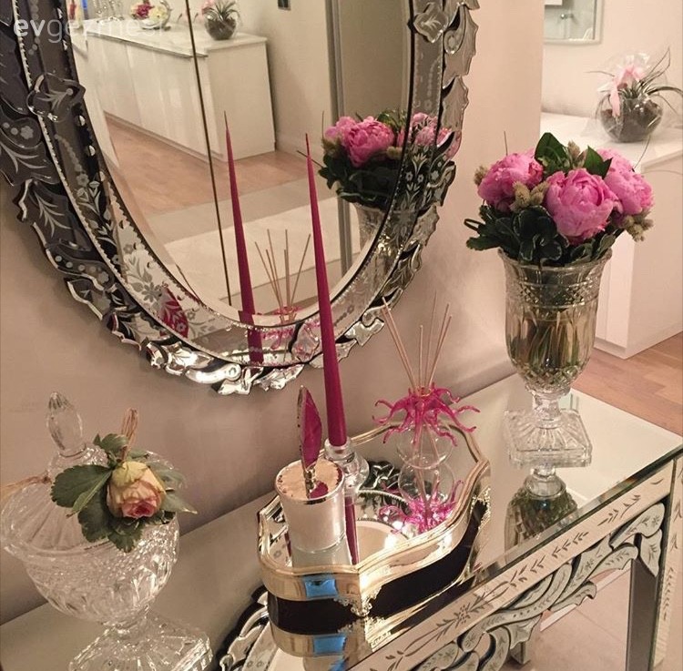 Burçak hanımın ayna ve gümüş renk objelerle, sofistike evi..