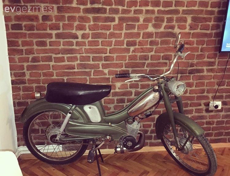 Rustik stilden etkilenilmiş, sıradanlıktan uzak, renkli bir ev..