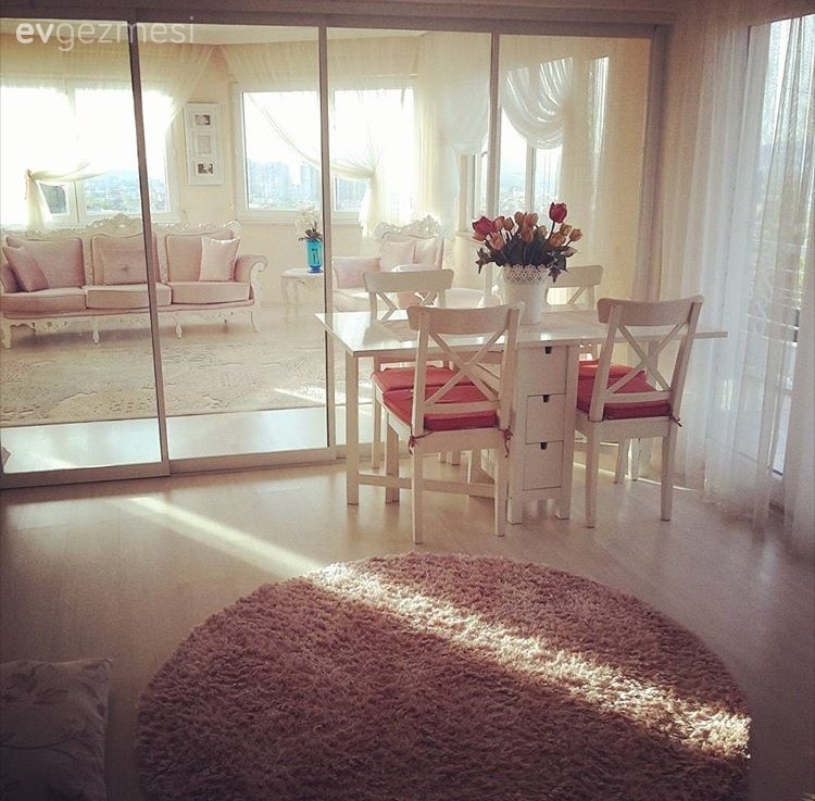 Ayna, Halı, Ikea, Mutfak masası, Pembe