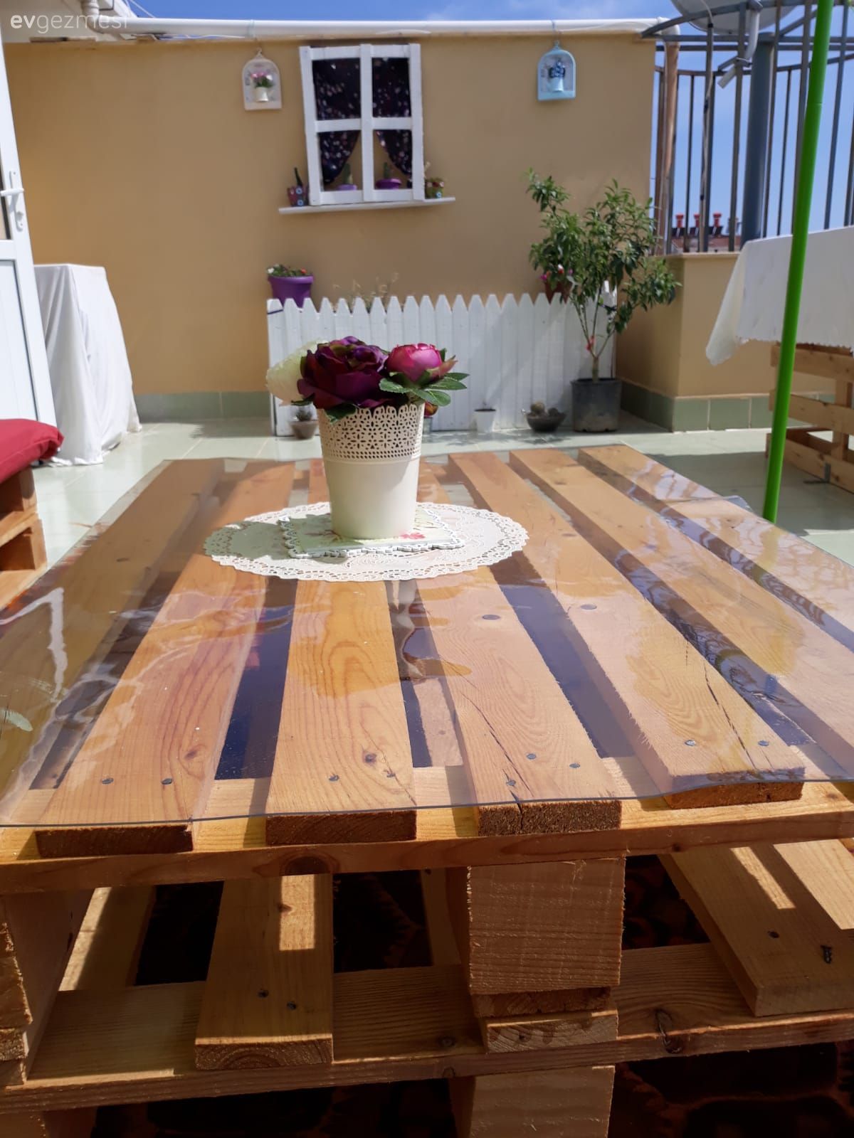 Bu teras paletlerden yapılmış bir oturma grubu ile şimdi cıvıl cıvıl.