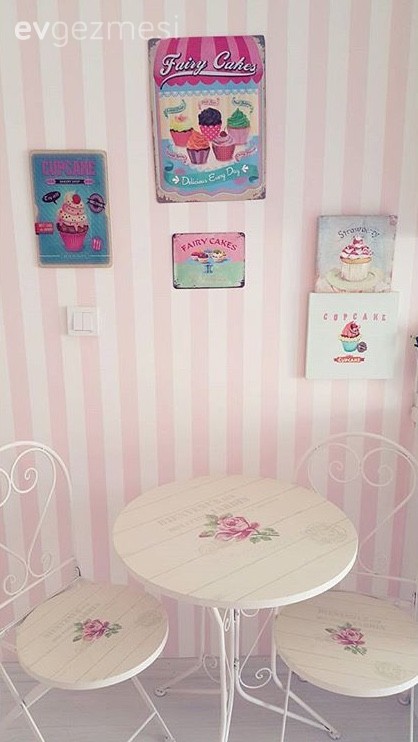 Serpil hanımın beyaza pembe dokunuşlar kattığı, country mutfağı..