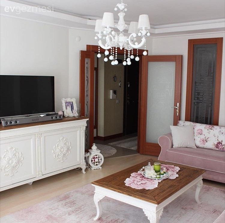 Ahşap Mobilya, Avize, Country, Halı, Konsol, Orta sehpa, Pembe, Salon, Tv ünitesi, Aydınlatma