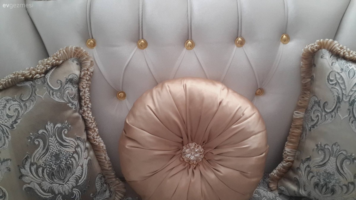 Bu klasik koltuk takımını nasıl bir halıyla tamamlamalı?