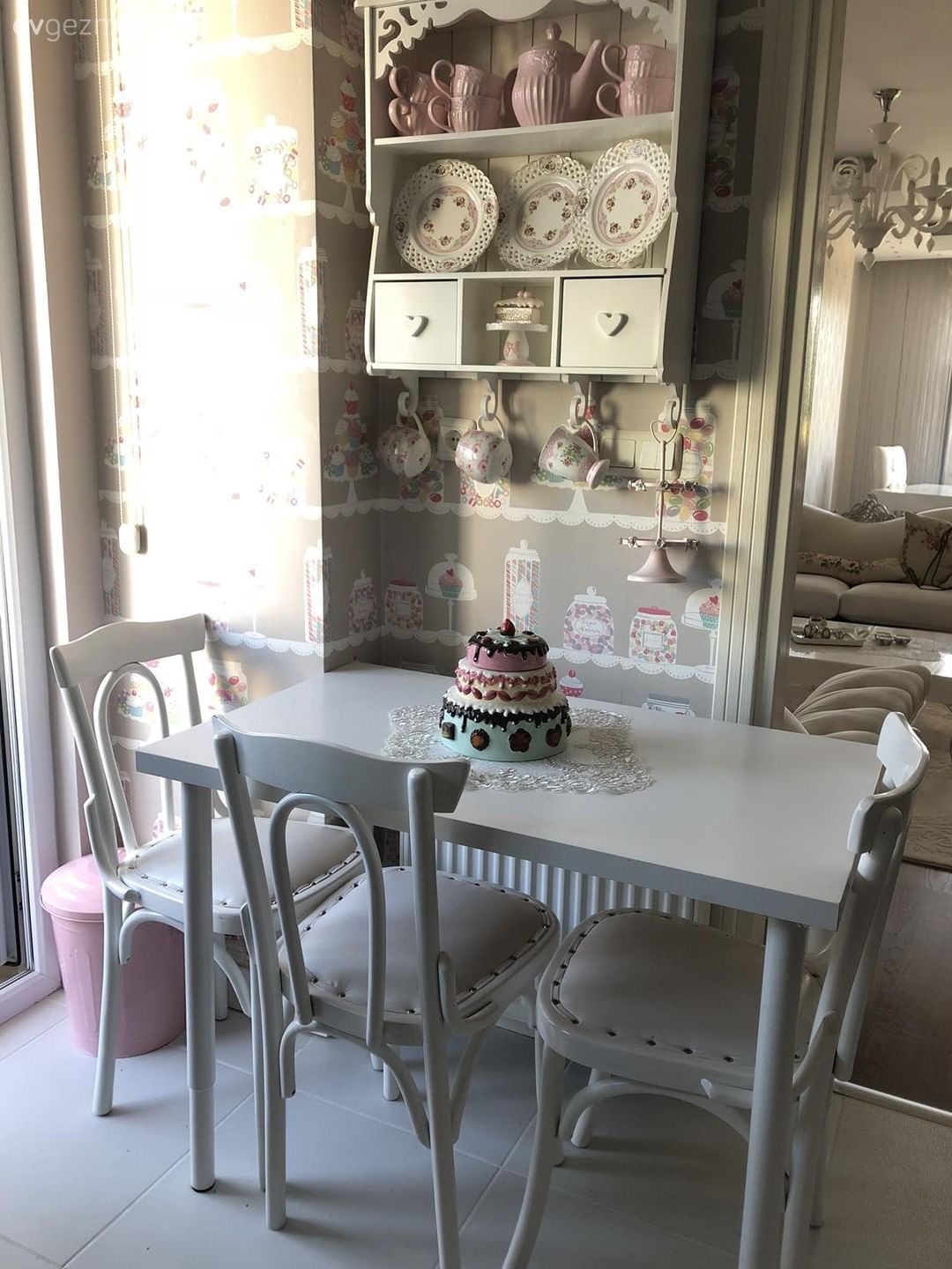 Bu Evde Klasik Stil Şık Duvar Kağıtları ve Aksesuarlarla Zenginleşiyor