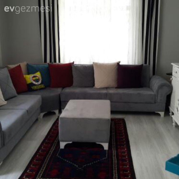 Baştan aşağı yenilenerek, her odada farklı stille döşenmiş bir ev..