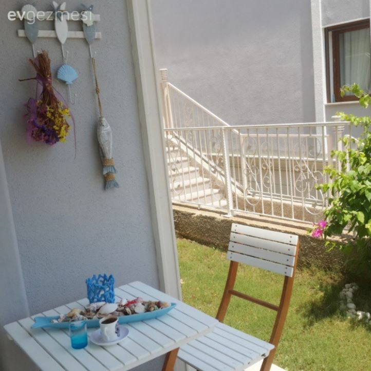 Sivel hanımın, beyazların sarı vurgu ile neşeli bir görünüm aldığı evi