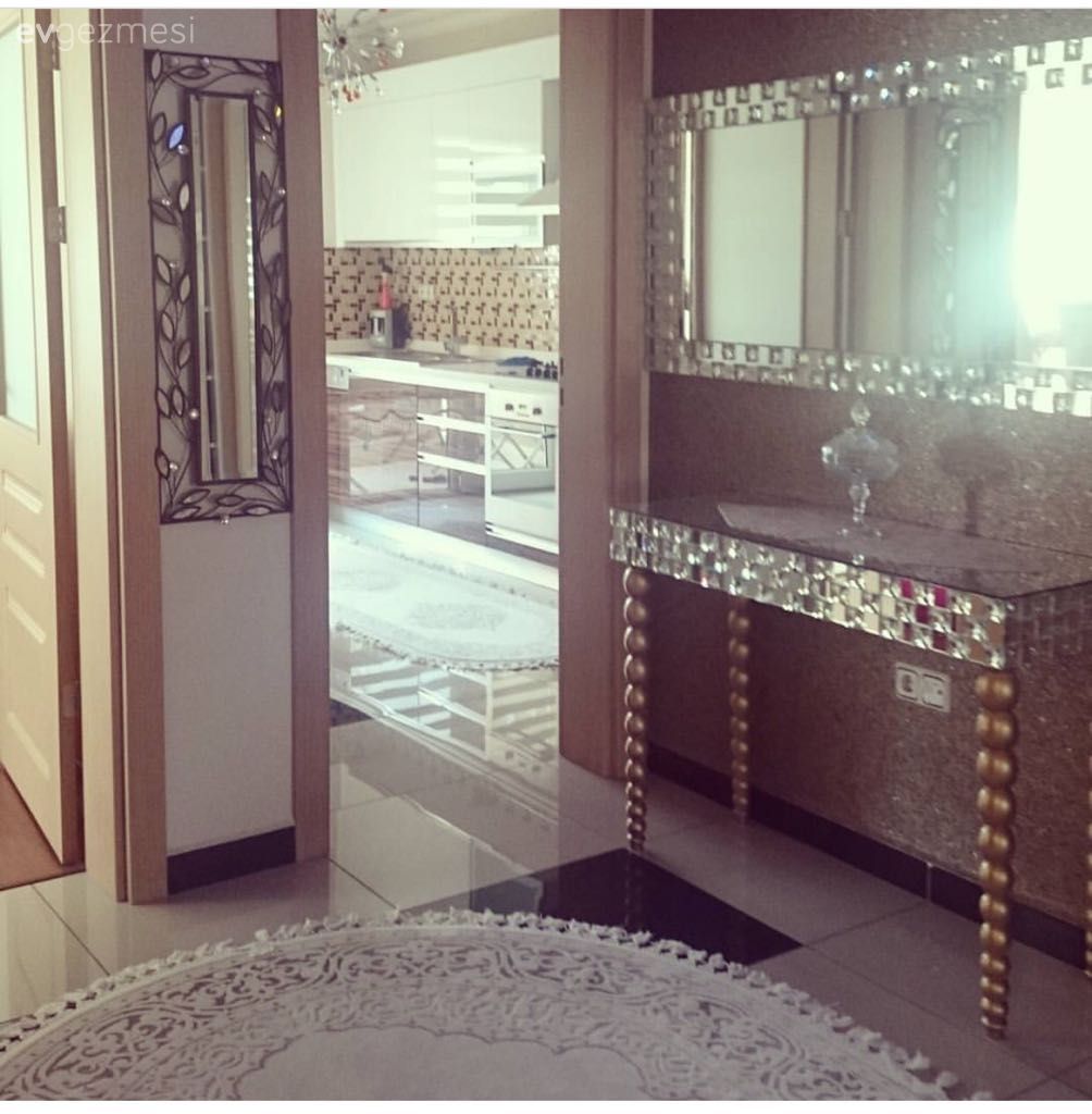 Bu Ev Sade Çizgileri Tamamlayan Klasik Detaylarla Şık ve Gösterişli!