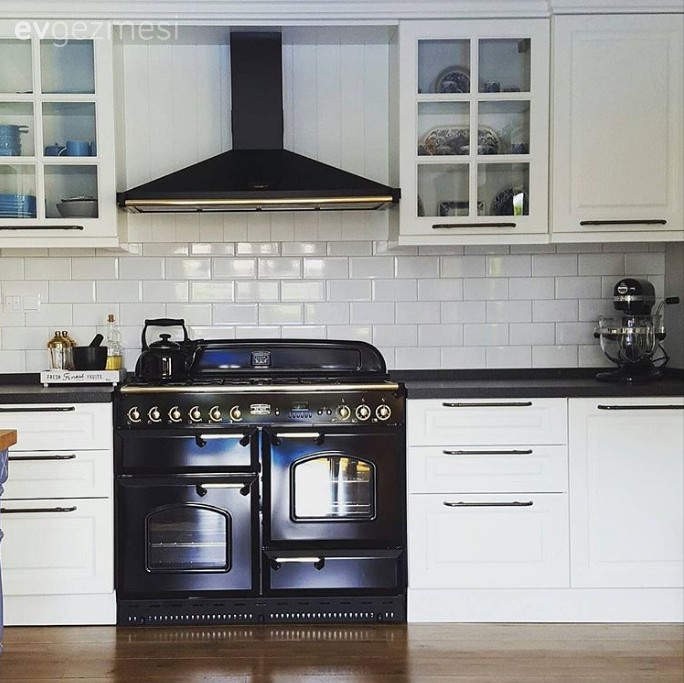 Beyaz ve Mavinin Buluştuğu Zamansız Bir Mutfak!