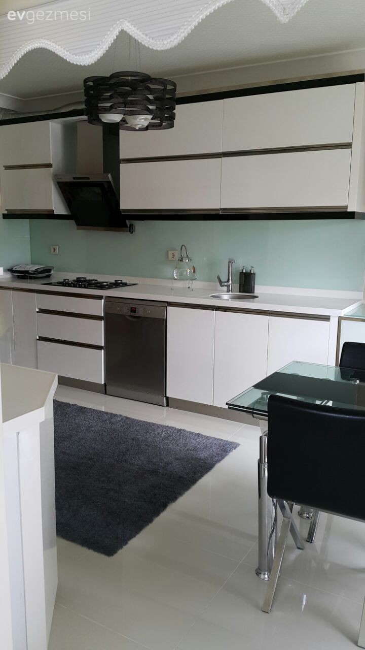 Hülya hanımın modern beyaz mutfağı ve cıvıl cıvıl balkonu..