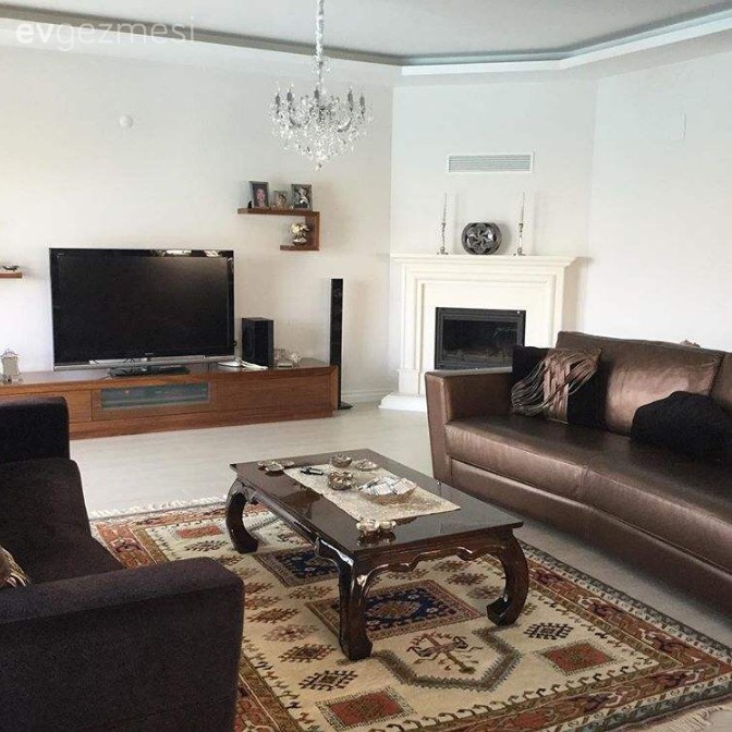 Farklı stil ve renklerin bir araya geldiği özenli ve zarif bir ev..