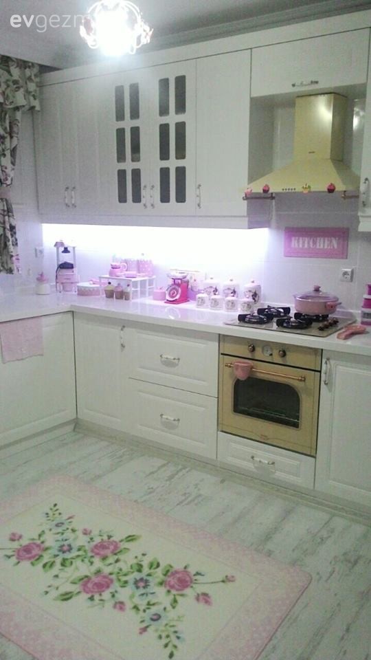 Selin hanımın yeni yapılan country stil mutfağı.