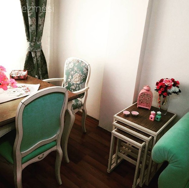 Turkuaz yeşile zarif mobilyaların eşlik ettiği keyifli bir ev..