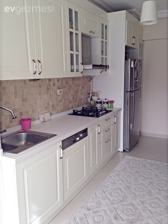 Country (kır evi) stilde, her köşesi özenli ve iç açıcı bir ev..