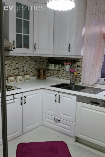 Birsen hanımın yumuşak renklerle ince ve zarif evi..