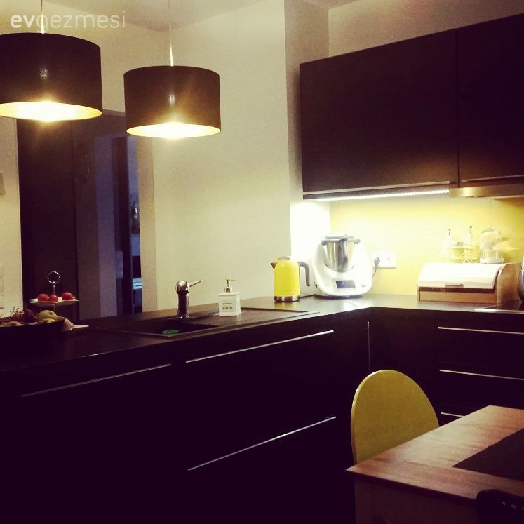 Sarı dokunuşlarla canlanan sıradışı bir siyah mutfak. Tuğba hanımın öncesi&sonrası mutfak dönüşümü.