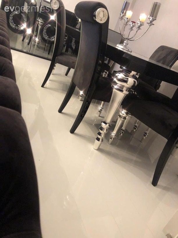 Bu Salonda Dramatik Renkler Kaliteli Mobilyalarla Buluşuyor