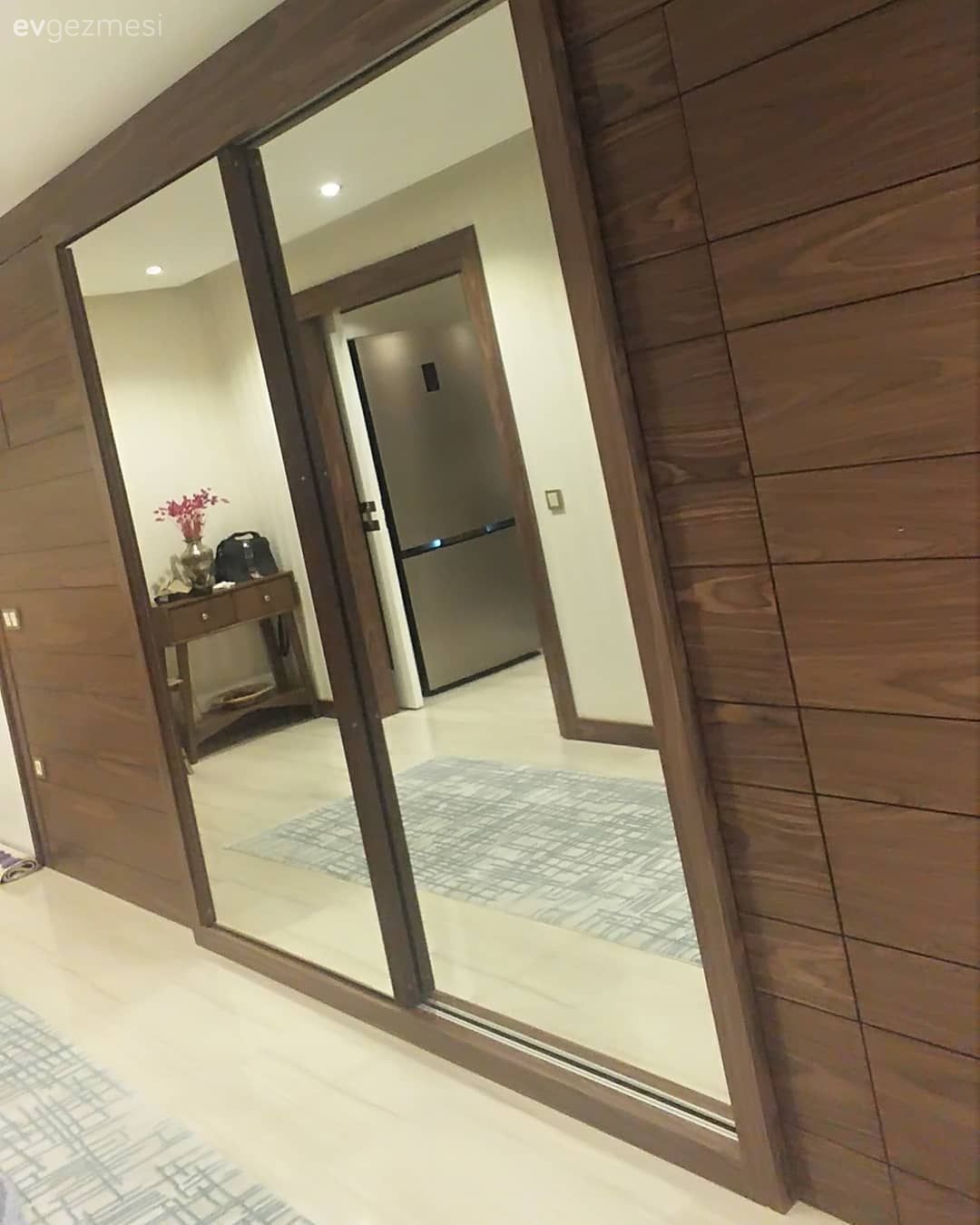 Antre, Vestiyer, Ayna kapaklı vestiyer