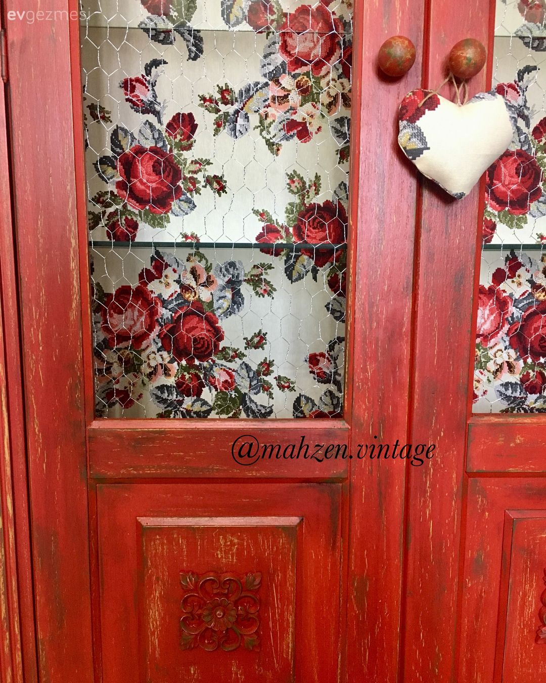 Sade vitrinden kırmızı bir country parçaya dönüşüm. Şule hanımın çalışması..