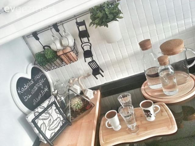 Nostaljik detaylar, el emeği dokunuşlar. Gül hanımın siyah, beyaz evi..