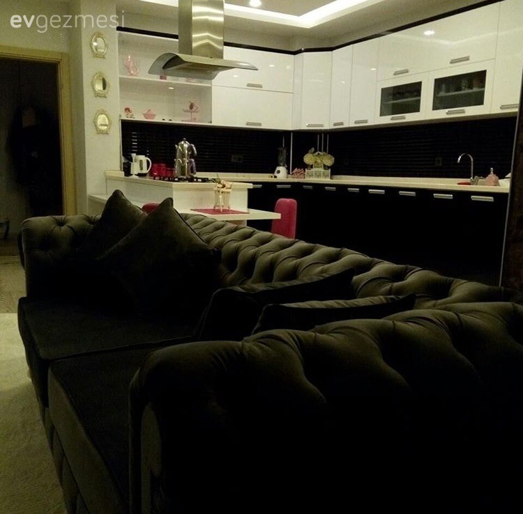 Açık mutfak ve oturma odası: Yağmur hanımın şık ve tatlı evi..