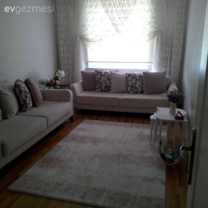 Yeşil vurgusu ve yumuşak renk ve desenlerle döşenmiş naturel bir ev..