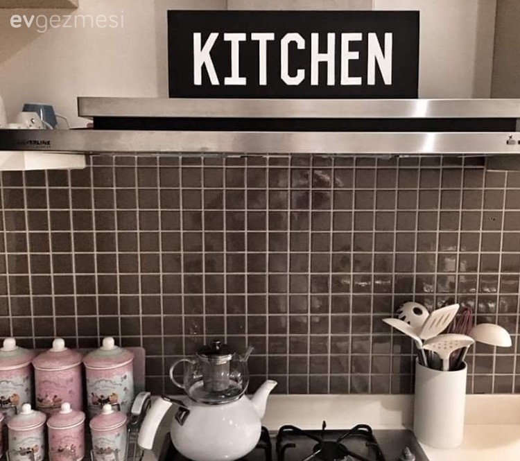 Beyazın zerafetinin siyahın asaletiyle tamamlandığı, çok şık bir ev.