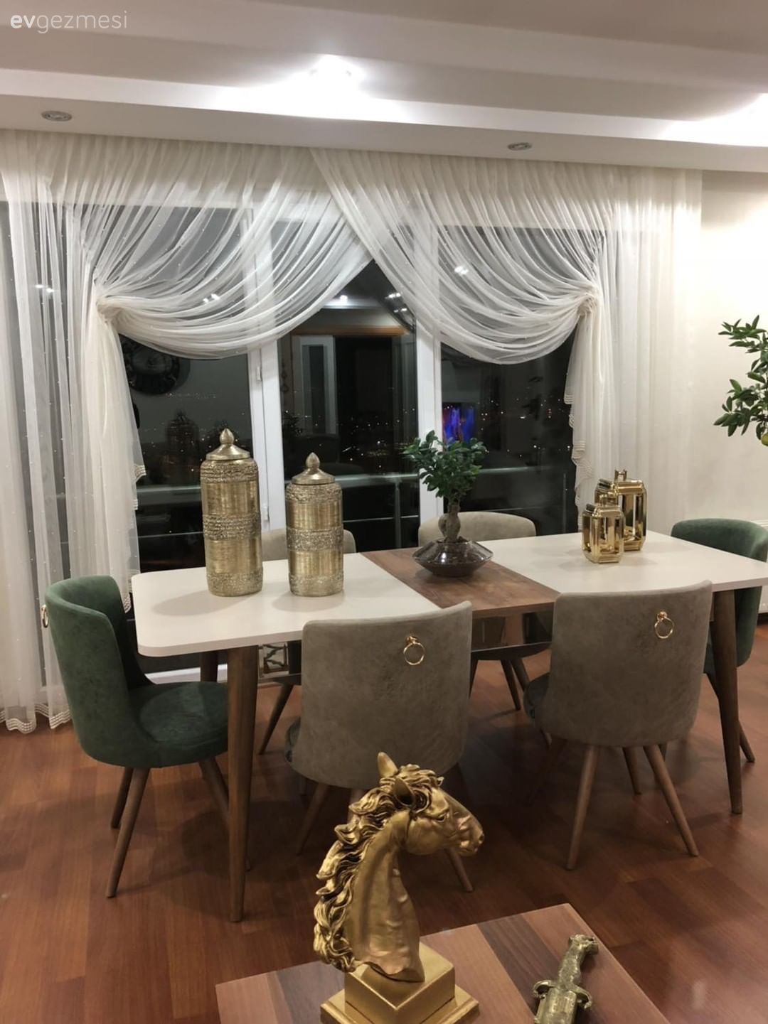 Salon Değil Sanki Galeri. Aksesuarlarıyla Kimlik Kazanan Bir Ev