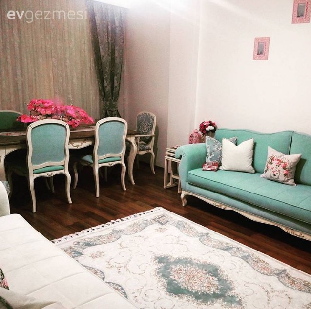 Turkuaz yeşile zarif mobilyaların eşlik ettiği keyifli bir ev..