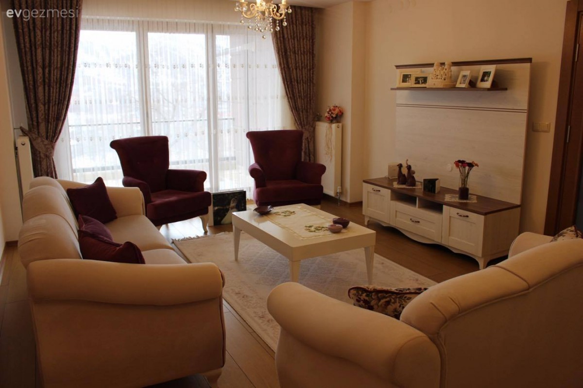 Avize, Berjer, Fon perde, Halı, Mor, Orta sehpa, Salon, Tv ünitesi, Perde, Aydınlatma