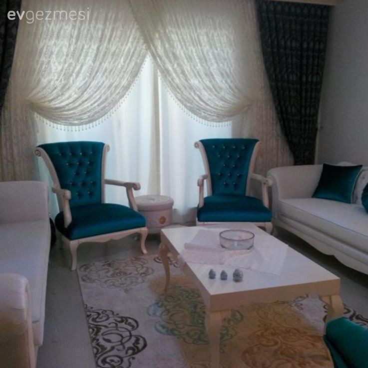 Rabia hanımın mavi-beyaz uyumu odağında olan, şık salonu..